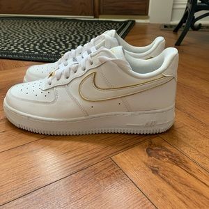 WMNS AIR FORCE 1 07 ESS 'METALLIC GOLD'